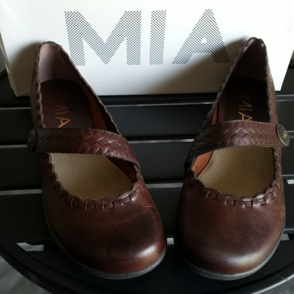 MIA slip on shoes size 6